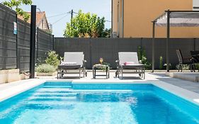 New, Private Heated Swimming Pool, Free Parking, Trogir Centar