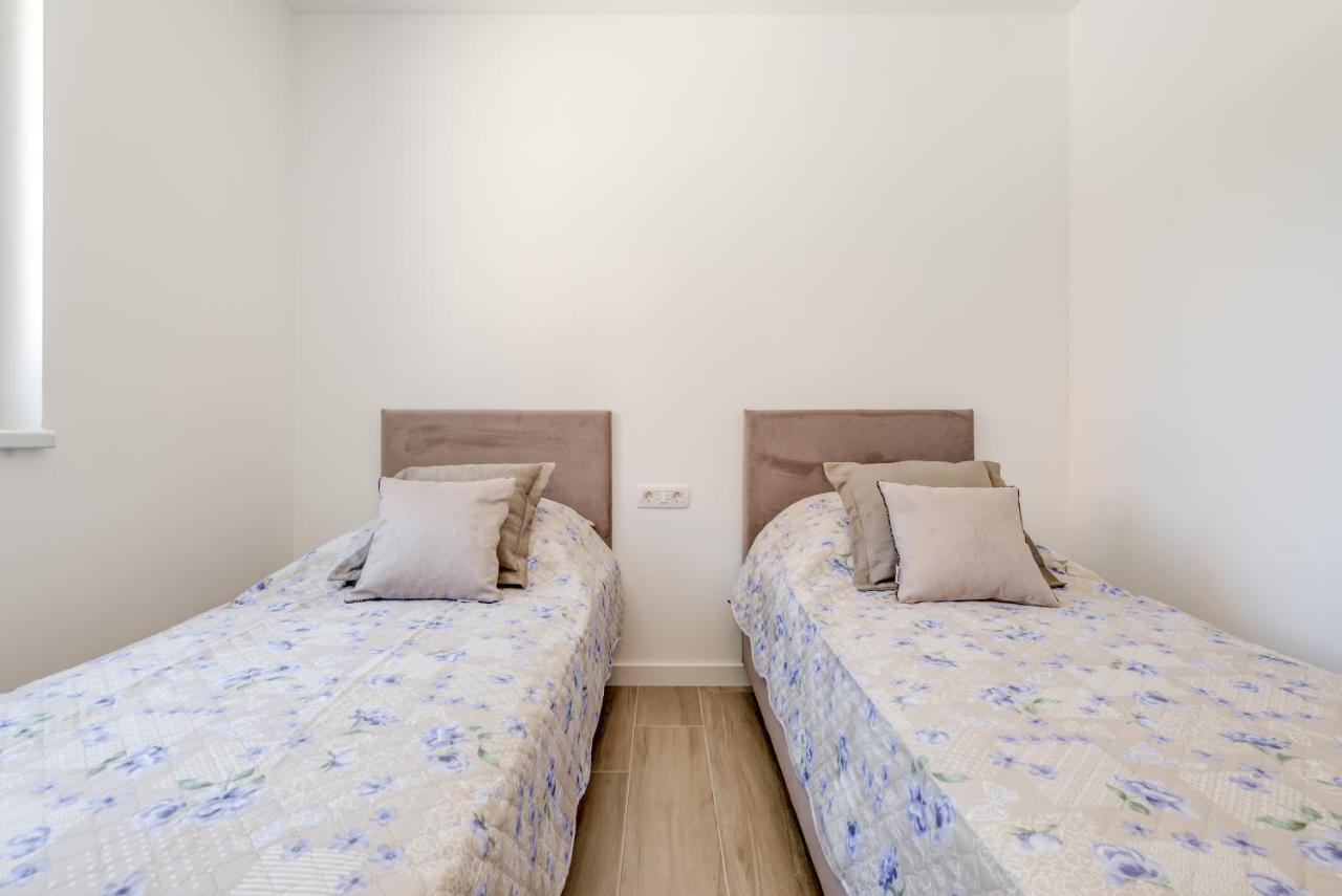 New, Private Heated Swimming Pool, Free Parking, Trogir Centar Apartment Exterior photo